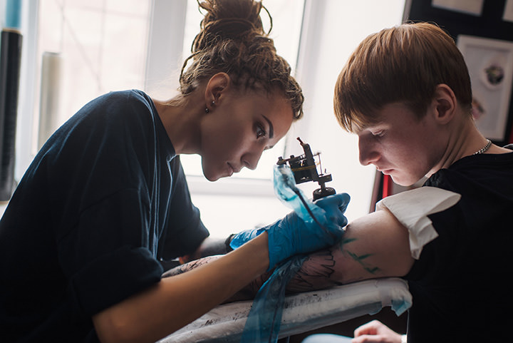 Minorii nu mai au dreptul de a-și face tatuaje sau piercinguri