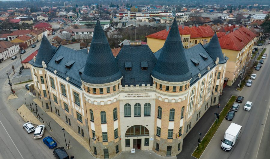 Centrul Cultural Pastoral din Sighetu Marmației găzduiește expoziția de icoane „Chipuri din veac, în veci”