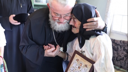 PS Iustin: „Îi purtăm în suflet pe bătrânii noștri care sunt memoria vie a familiei, a comunității, a neamului. Ei sunt o istorie, o carte deschisă”