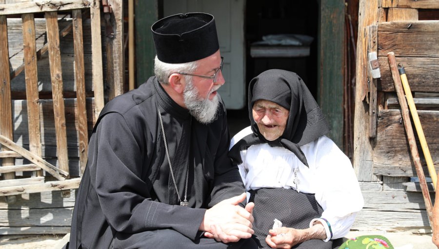 Centenara Ioana Mîrza din Rozavlea a primit din partea Episcopului Iustin Ordinul „Crucea Justinian Arhiepiscopul”