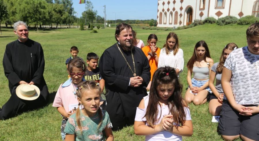 PS Părinte Timotei Sătmăreanul, în mijlocul copiilor care participă la a II-a ediție a taberei de la Mănăstirea Scărișoara Nouă