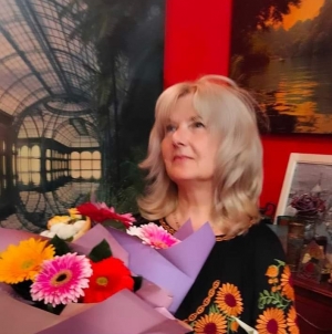 Autoare a primului său volum, „Zbor peste timp”, Ioana Pușa Teleptean a ales să doneze banii din vânzarea cărților, unei fetițe