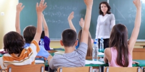 Elevii cu performanțe remarcabile vor primi bani de la stat