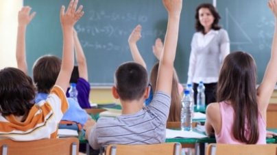 Elevii cu performanțe remarcabile vor primi bani de la stat