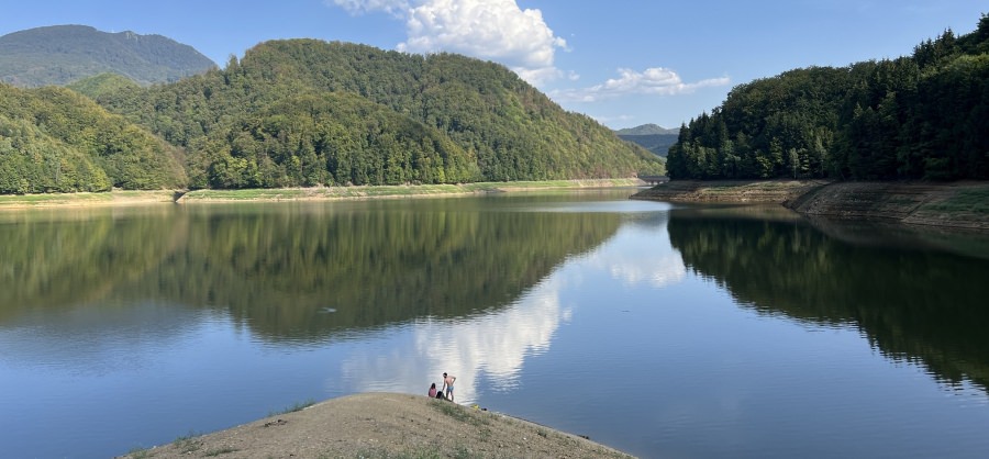 Controale în zona lacului Firiza pentru reducerea campării ilegale și a pescuitului