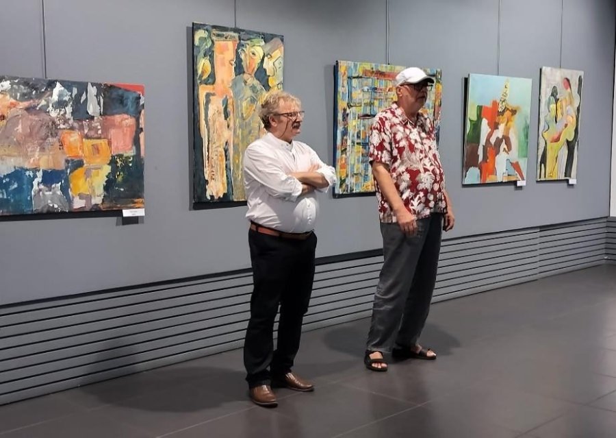 „Fragmente labirintice”: Abstractul se îmbină cu figurativul în lucrările pictorului Dan Costea expuse la Galeria de Artă UAP din Baia Mare