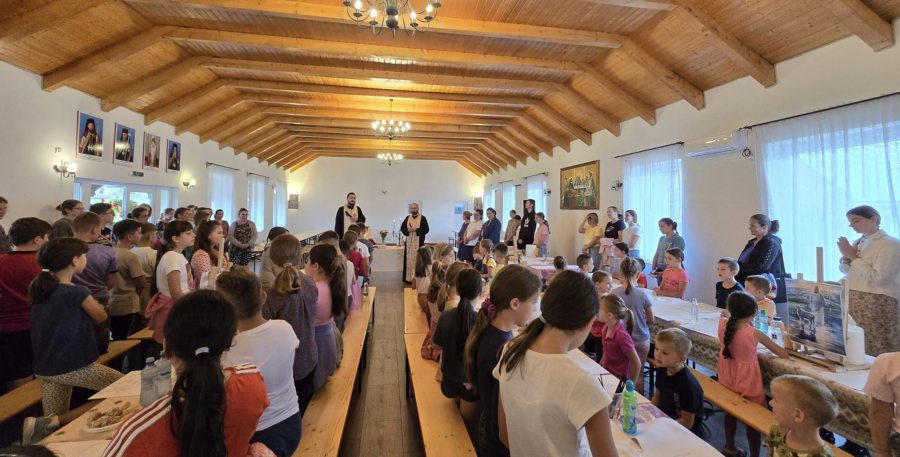 În parohia Șieu se desfășoară tabăra de pictură „Fiii Maicii Domnului”