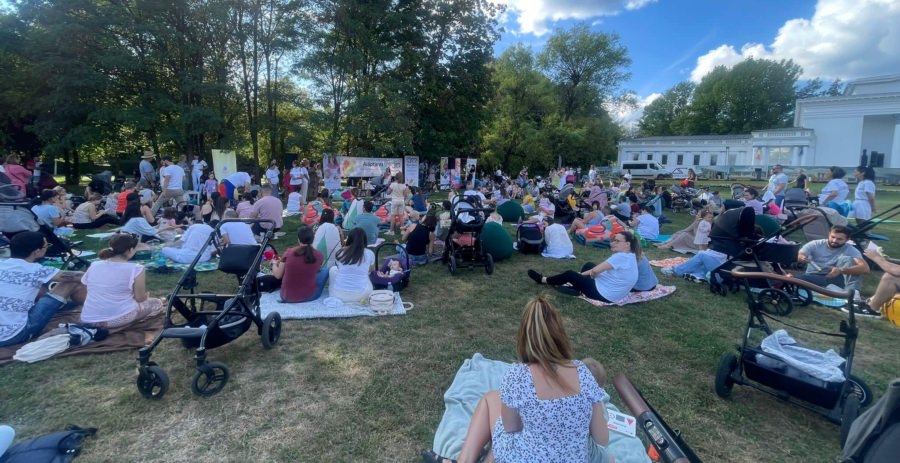 „Picnicul pentru susținerea alăptării” a adunat multă lume pe Câmpul Tineretului din Baia Mare