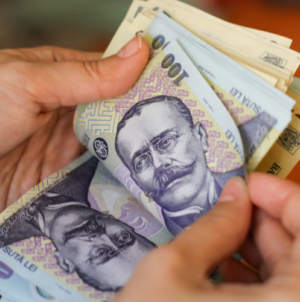 Începând de astăzi, salariul minim crește cu 6,8%