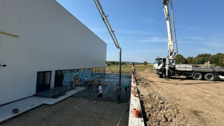 Se fac lucrări exterioare la sala sporturilor din Sârbi