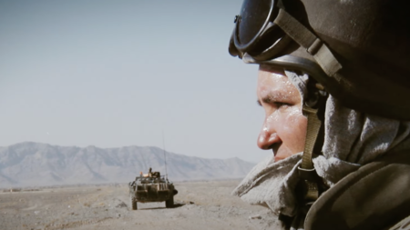 Numită „cea mai dezbătută carte a anului”, „În slujba țării” este despre crezul unui om politic atipic