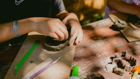 Atelier de modelaj în lut pentru copii