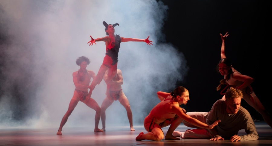 Spații originale / Gesturi legalizate, o reprezentație de instalație performativă, la teatrul băimărean