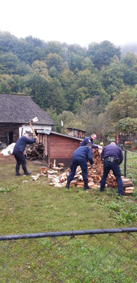 Ajutor pentru o bătrânică: Jandarmii au pus mâna pe securi și au crăpat toate lemnele din curtea sa