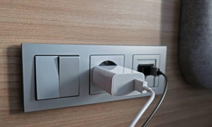 Lăsarea încărcătoarelor în priză poate prezenta riscuri de siguranță