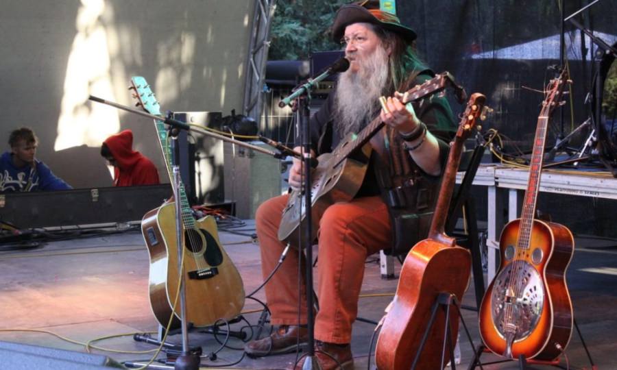 Vali „SirBlues” Răcilă concertează în Baia Mare la SHURA Bistro Caffe