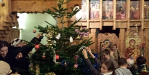 Legenda lui Iisus, a Sântului Petru și a bradului de Crăciun care i-a apărat de furtună