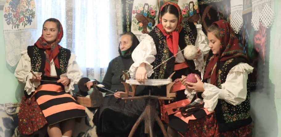 Șezătoarea autentică de pe Valea Vișeului, organizată la Teatrul de Păpuși din Baia Mare