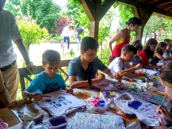 Invitație la atelierul de pictat tricouri pentru copii