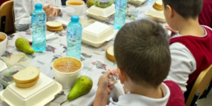 În Maramureș: Elevii din 30 de unități de învățământ beneficiază de Programul Național „Masă sănătoasă” în acest an