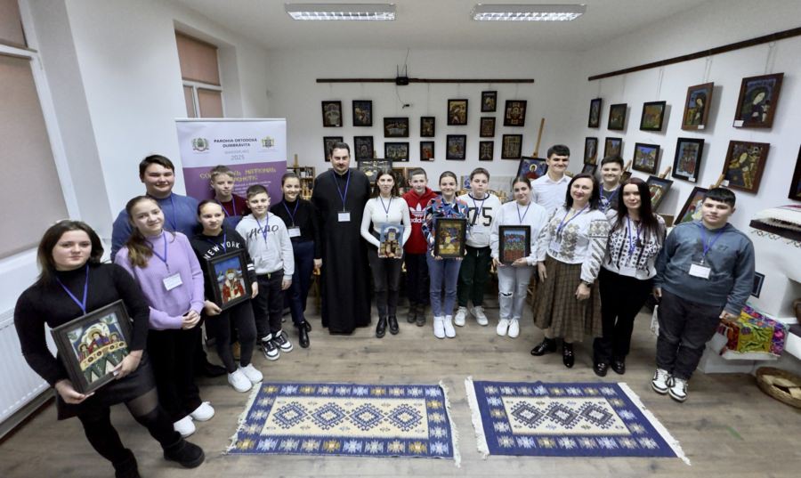 Tinerii din Dumbrăvița, coordonați de părintele Bogdan Ciocotișan, au participat la un atelier de pictură pe sticlă