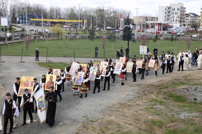 În Duminica Ortodoxiei: Procesiune cu icoane în jurul Catedralei Episcopale din Baia Mare