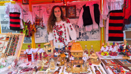 Meșterul popular Cristina Macioca realizează cu pricepere și multă pasiune obiecte autentice