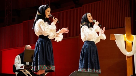 În 2 aprilie: Gemenele folclorului maramureșean – Suzana și Daciana Vlad – susțin în Baia Mare un concert de pricesne