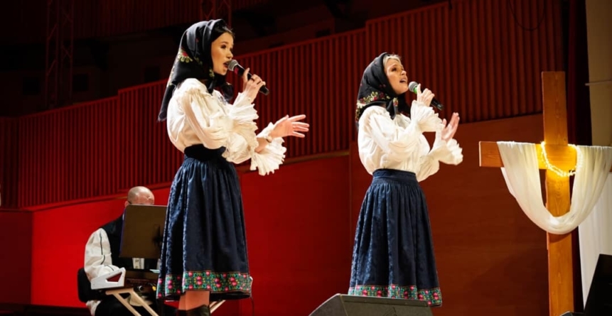 În 2 aprilie: Gemenele folclorului maramureșean – Suzana și Daciana Vlad – susțin în Baia Mare un concert de pricesne