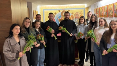 Flori din partea Asociației Filantropia Maramureșeană pentru doamnele internate la Spitalul Județean și Spitalul de boli infecțioase din Baia Mare