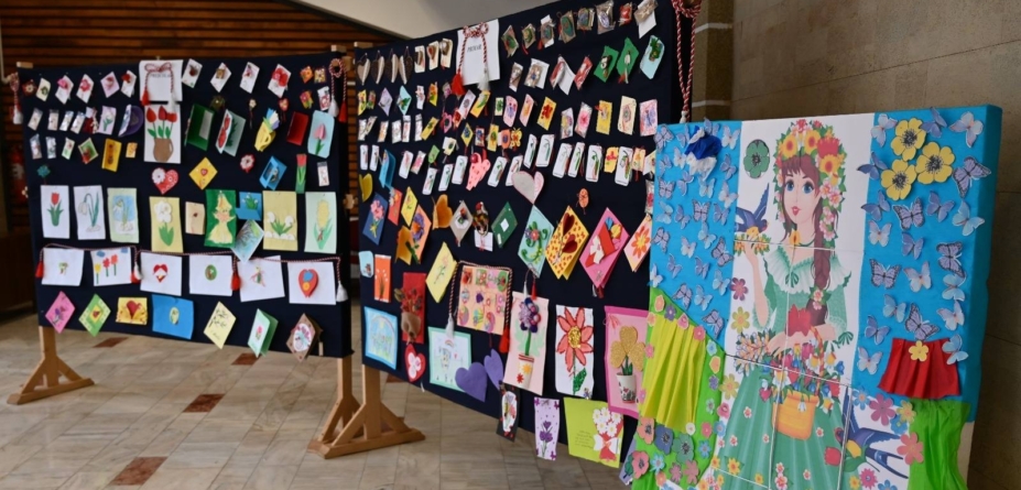 Aproape 400 de copii s-au înscris la expoziția-concurs „Flori cu șnur de mărțișor” din Vișeu de Sus
