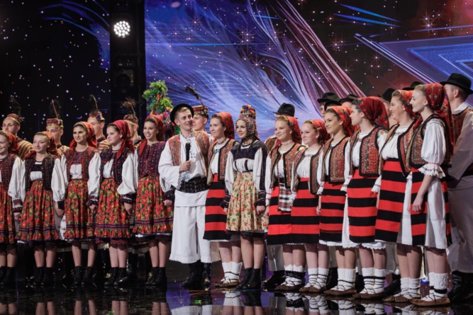 Ansamblul „Cercănelul” din Borșa, momente pline de culoare și veselie pe scena „Românii au talent”