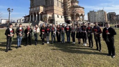 Tinerii A.T.O.C.E.M. au oferit flori bunicuțelor din căminele pentru vârstnici, dar și tinerelor mame din cadrul Spitalului Județean Baia Mare