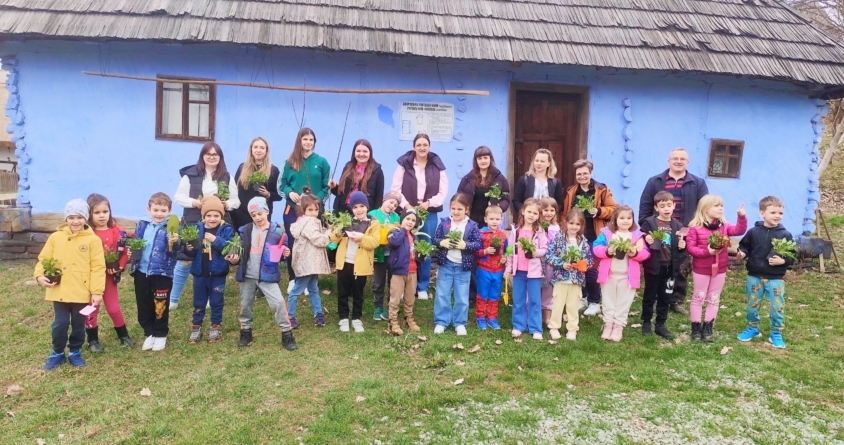 La Muzeul Satului Baia Mare a debutat proiectul „Plantează o FLOARE, sădește un POM, fă-ți datoria de om”, alături de grupa mare C de la Grădinița cu Program Prelungit Târgu Lăpuș