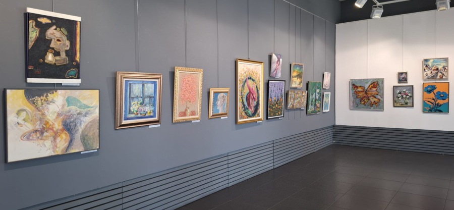 Simezele Galeriei de Artă UAP Baia Mare găzduiesc expoziția „Mărțișor”