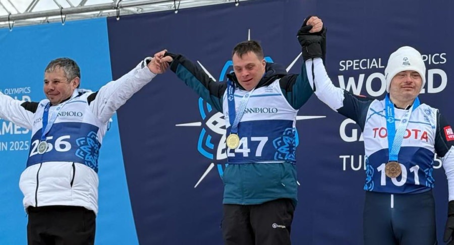 Băimăreanul Andrei Cupșa, aur la Jocurile Mondiale de Iarnă Special Olympics