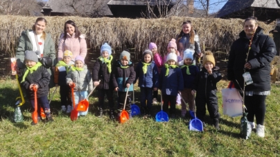 Micuții de la Grădinița cu Program Prelungit din Lucăcești s-au alăturat proiectului „Plantează o FLOARE, sădește un POM, fă-ți datoria de om”