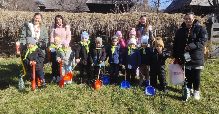 Micuții de la Grădinița cu Program Prelungit din Lucăcești s-au alăturat proiectului „Plantează o FLOARE, sădește un POM, fă-ți datoria de om”