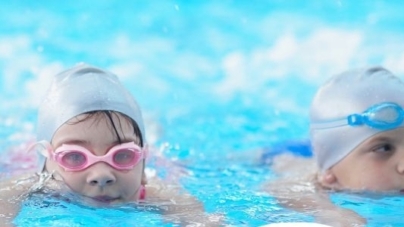 Flykick Baia Mare face înscrieri la cursurile de înot