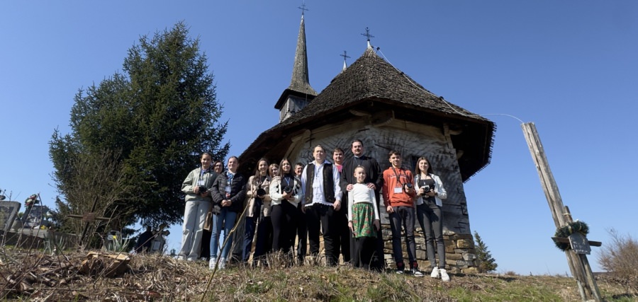 Tinerii din Dumbrăvița au descoperit bisericile-monument de lemn și piatră din Țara Chioarului prin obiectivul aparatului foto