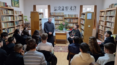 Părintele Iulian Szerasz, la discuții cu elevii, la Biblioteca Orășenească Vișeu de Sus