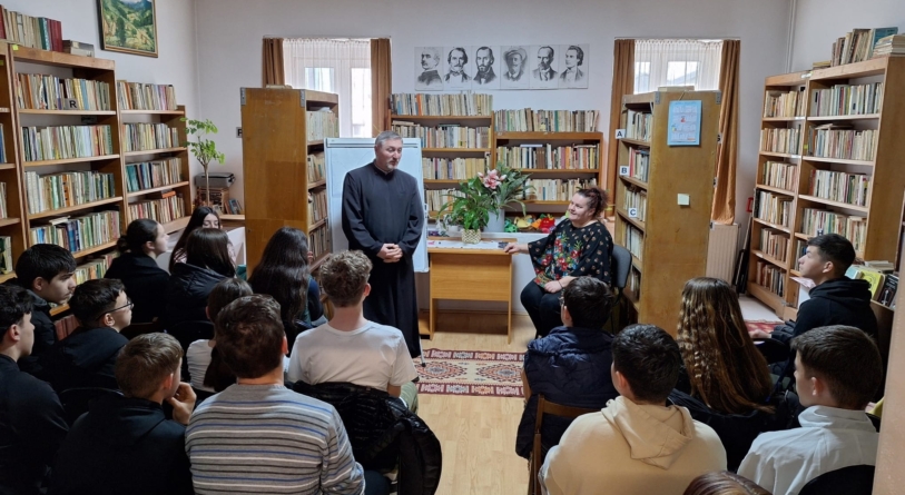 Părintele Iulian Szerasz, la discuții cu elevii, la Biblioteca Orășenească Vișeu de Sus