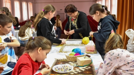 Meșterul popular Ioana Cosma le-a împărtășit copiilor din Târgu Lăpuș tainele țesutului zadiilor