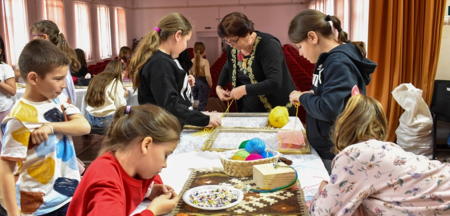 Meșterul popular Ioana Cosma le-a împărtășit copiilor din Târgu Lăpuș tainele țesutului zadiilor