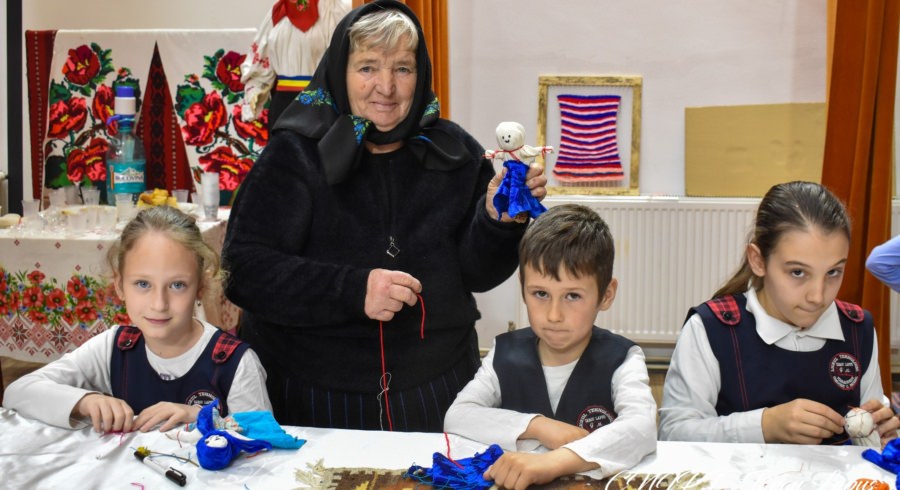 Meșterul popular Reghina Cosma i-a învățat pe copiii din Târgu Lăpuș să confecționeze păpuși din coceni de porumb