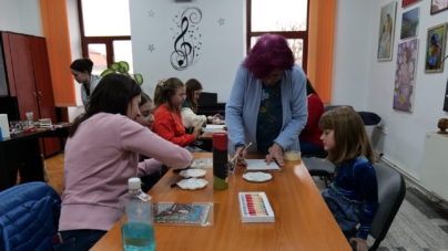 Meșterul popular Doinița Mercea i-a învățat pe elevii Școlii Populare de Artă Baia Mare tainele picturii icoanelor pe sticlă