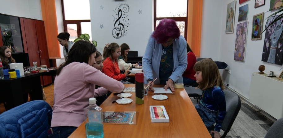 Meșterul popular Doinița Mercea i-a învățat pe elevii Școlii Populare de Artă Baia Mare tainele picturii icoanelor pe sticlă