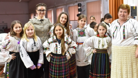 Meșterul popular Raveca Herman le-a prezentat copiilor din Târgu Lăpuș „Rochia de Rogoz”