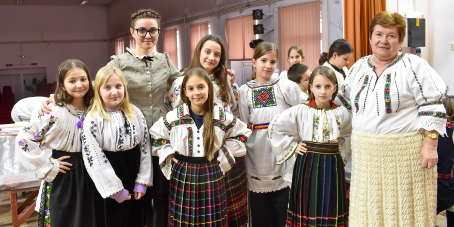 Meșterul popular Raveca Herman le-a prezentat copiilor din Târgu Lăpuș „Rochia de Rogoz”