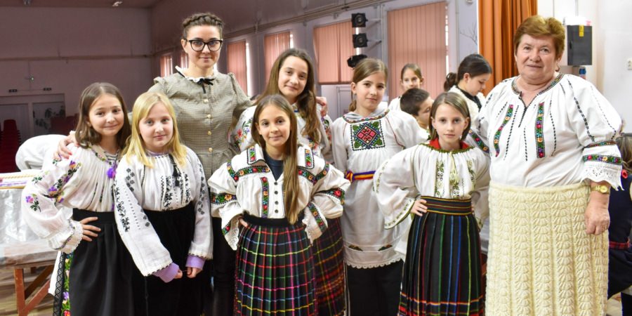 Meșterul popular Raveca Herman le-a prezentat copiilor din Târgu Lăpuș „Rochia de Rogoz”